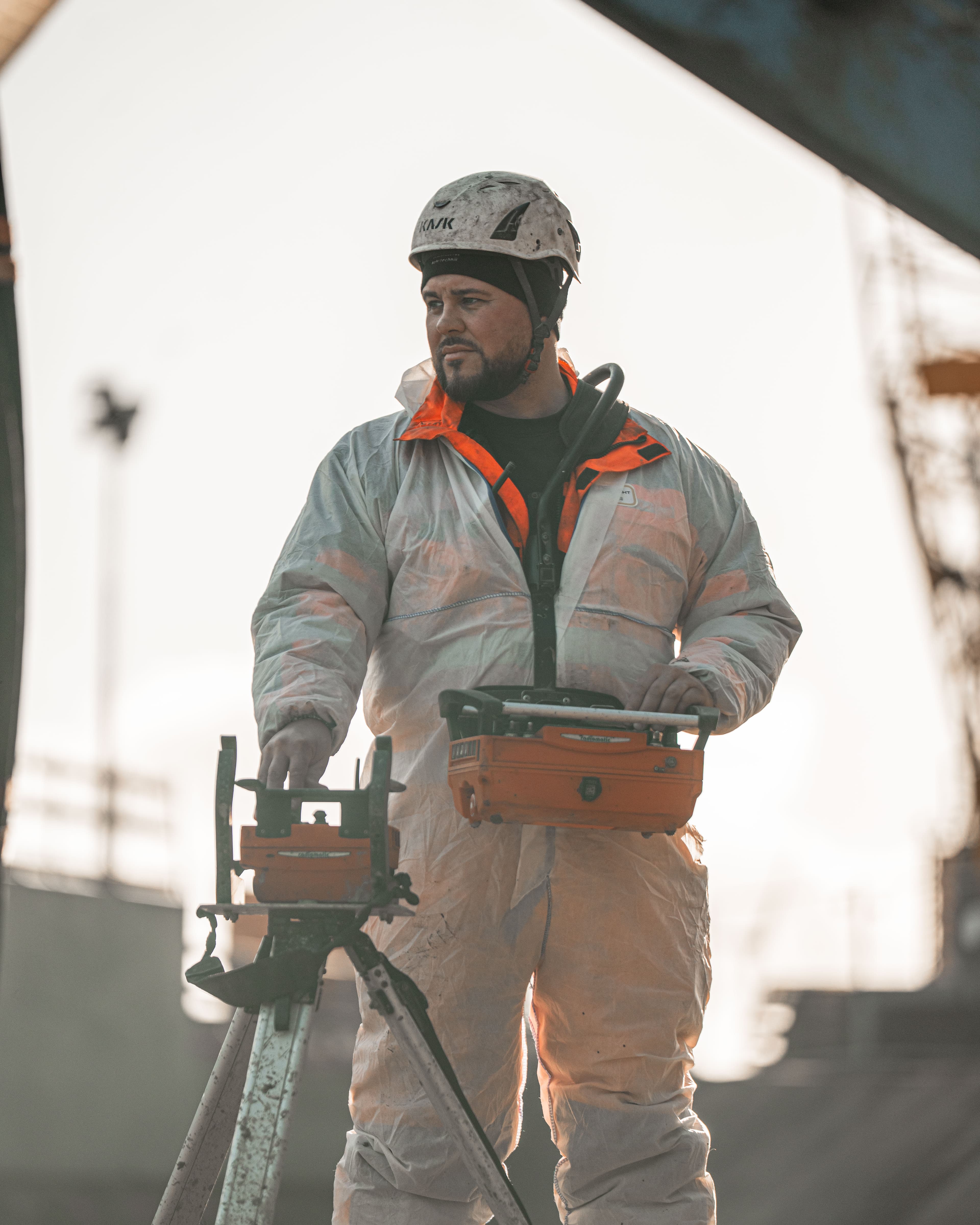 Bauarbeiter mit Helm und Ausruestung